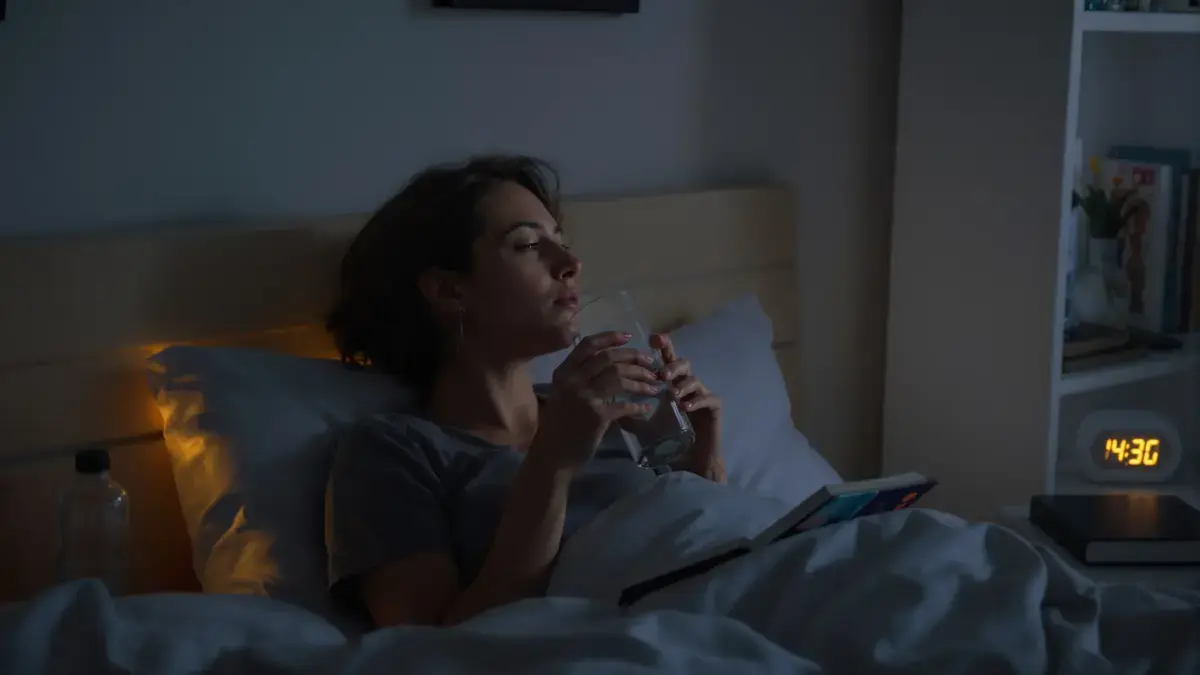 Water drinken vlak voor het slapengaan: wat artsen echt aanraden