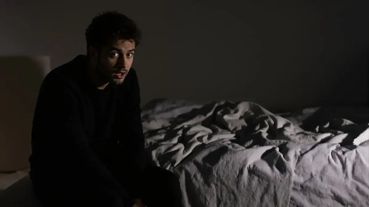 Het gevoel van vallen vlak voor het in slaap vallen wordt verklaard door een precies mechanisme in de hersenen