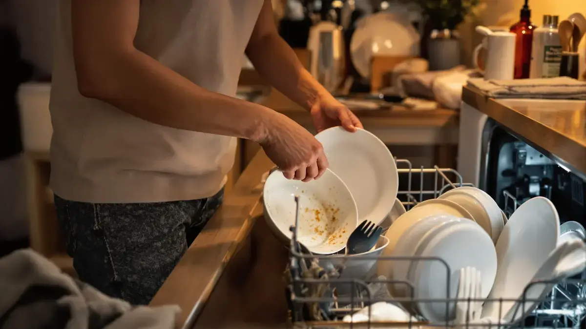 Die stap die iedereen doet voordat de vaatwasser wordt aangezet… maar die voorkomt dat de vaat vlekkeloos wordt